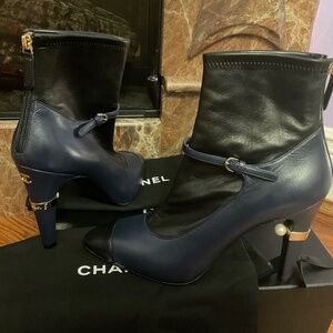 CHANEL NAVY & BLACK PEARL ACENT LAMBSKIN LEATHER HEELED ANKLE BOOTIES !!